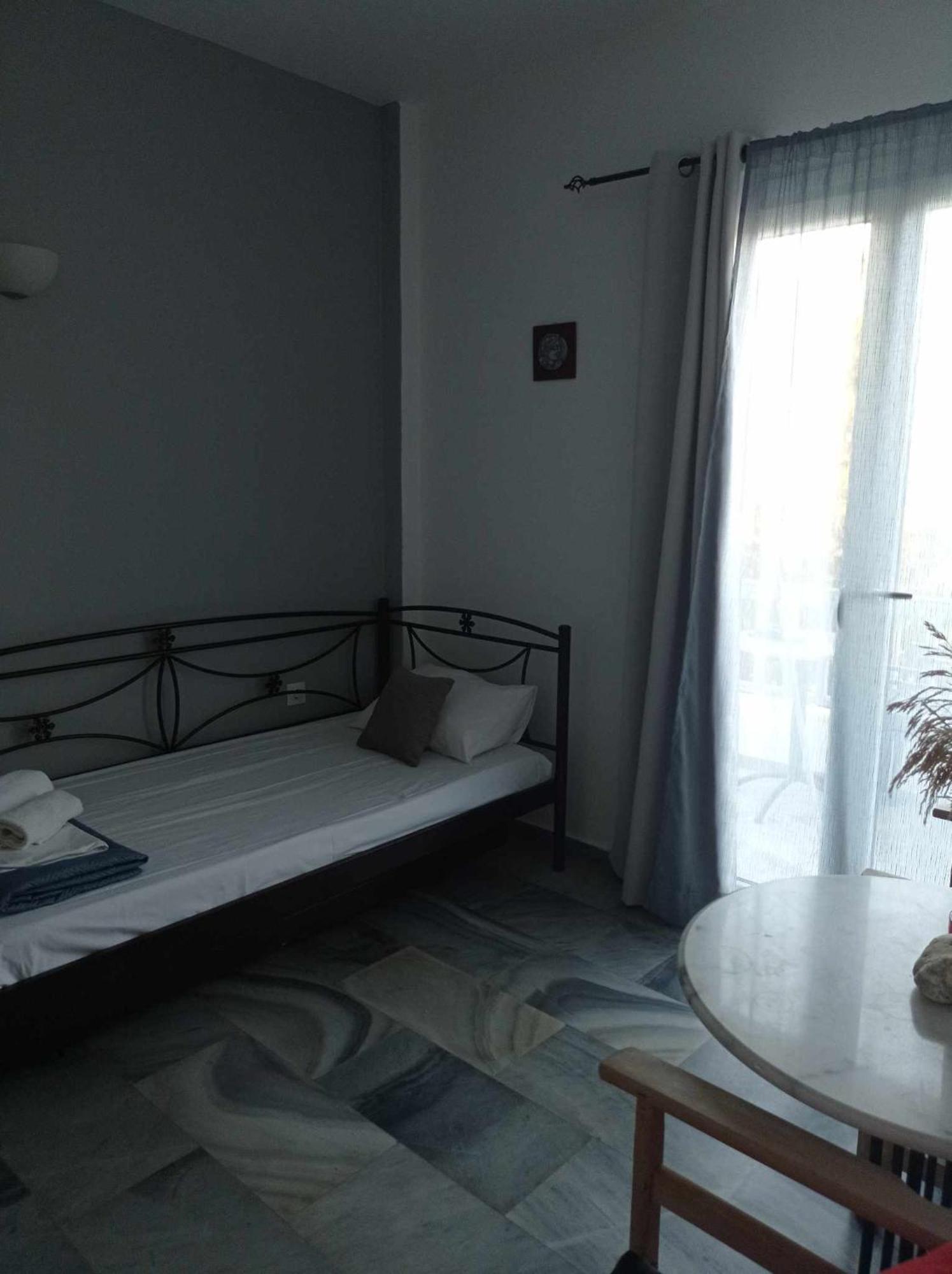 Kantouni Guest House By The Sea Batsi  Ngoại thất bức ảnh